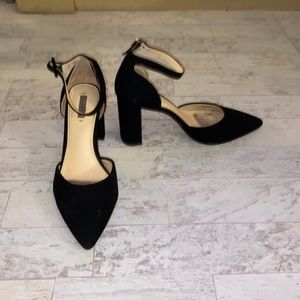 Alex Marie. Black pointed heels with block back